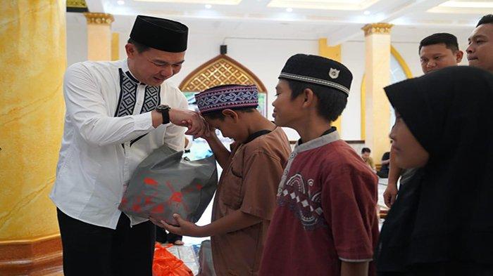 Bupati Sis Bantu Pembangunan Masjid Raudhatul Jannah di Semitau Hulu
